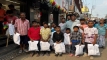 ধুলিয়ানে পুজোর উপহার, শতাধিক শিশুর হাতে নতুন পোশাক তুলে দেওয়ার উদ্যোগ চুন্নুর।