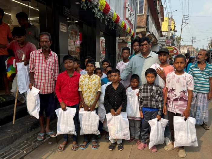 ধুলিয়ানে পুজোর উপহার, শতাধিক শিশুর হাতে নতুন পোশাক তুলে দেওয়ার উদ্যোগ চুন্নুর। ধুলিয়ানে পুজোর উপহার, শতাধিক শিশুর হাতে নতুন পোশাক তুলে দেওয়ার উদ্যোগ চুন্নুর।