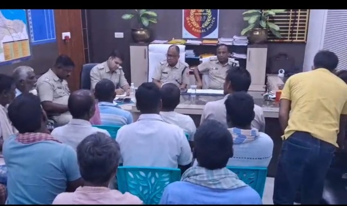 প্রতিমা বিসর্জনে অপ্রীতিকর ঘটনা রুখতে তৎপর পুলিশ, মাঝিদের নিয়ে বিশেষ বৈঠক প্রতিমা বিসর্জনে অপ্রীতিকর ঘটনা রুখতে তৎপর পুলিশ, মাঝিদের নিয়ে বিশেষ বৈঠক