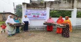 কালিয়াচকের মুরগির ছানাবিলি