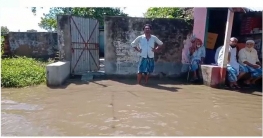 জলে ডুবেছে কল ও ট্যাপ রাস্তায় জল জমে করছে থই‌ থই।