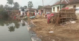 অবিলম্বে রাস্তা সংস্কার ও নিকাশি নালা তৈরির দাবিতে সরব এলাকাবাসী