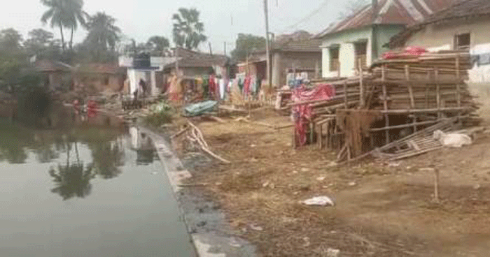 অবিলম্বে রাস্তা সংস্কার ও নিকাশি নালা তৈরির দাবিতে সরব এলাকাবাসী ইমামবাড়ার